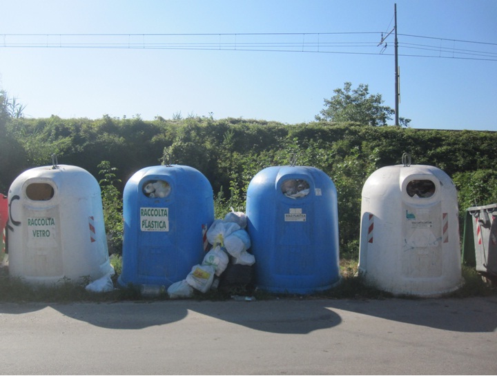 Cassonetti in Via Pedemontana